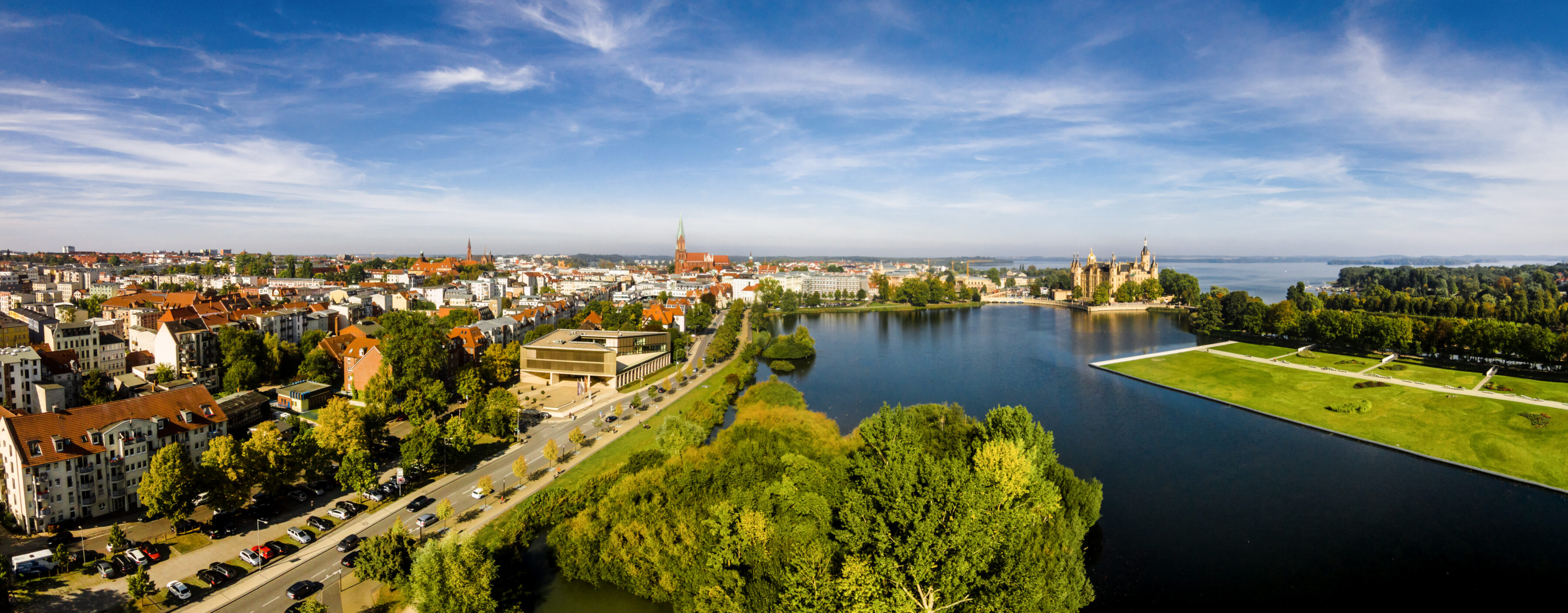 Blick auf das Panorama der Stadt Schwerin mit Schweriner Schloss, Schweriner Dom und Gebäude der IHK zu Schwerin